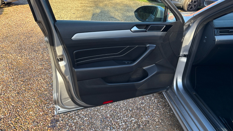 Volkswagen Passat 2.0 TDI EVO SCR R-Line 5dr DSG Diesel Estate